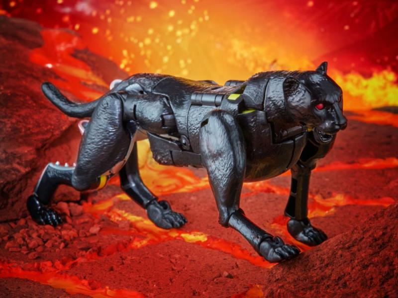 Тёмная пантера с оружием "War for Cybertron: Kingdom-K31" (14 см.) от Hasbro / Takara