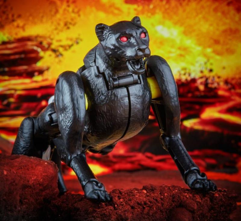 Тёмная пантера с оружием "War for Cybertron: Kingdom-K31" (14 см.) от Hasbro / Takara