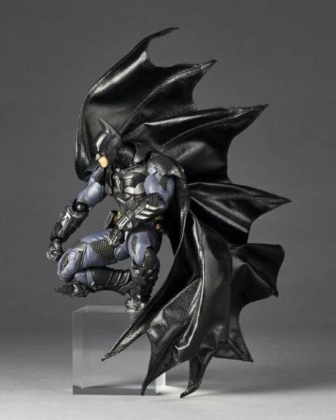 Бэтмен с оружием и аксессуарами "Аркхем Найт" / Revoltech Amazing Yamaguchi (16 см.) от Kaiyodo