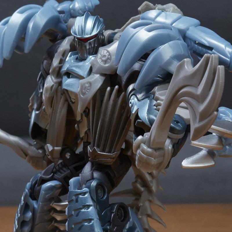 Динобот Слеш с оружием по фильму "последний рыцарь" (12 см.) от Hasbro