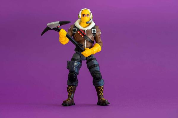Раптор с оружием / FortNight Raptor (10.2 см.) от Jazwares