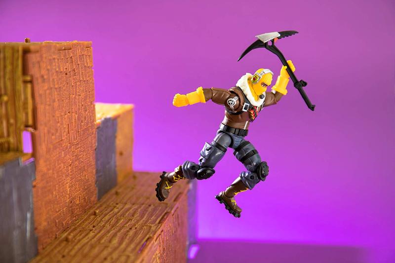 Раптор с оружием / FortNight Raptor (10.2 см.) от Jazwares